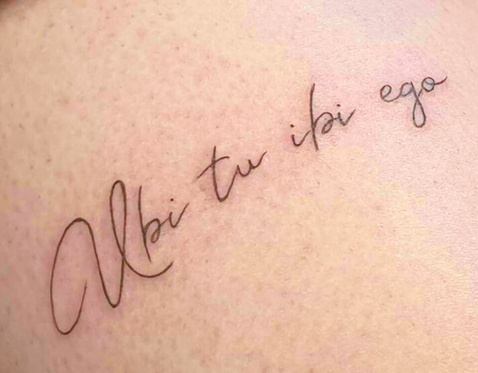 Tatuaggio lettering Ubi tu ibi ego