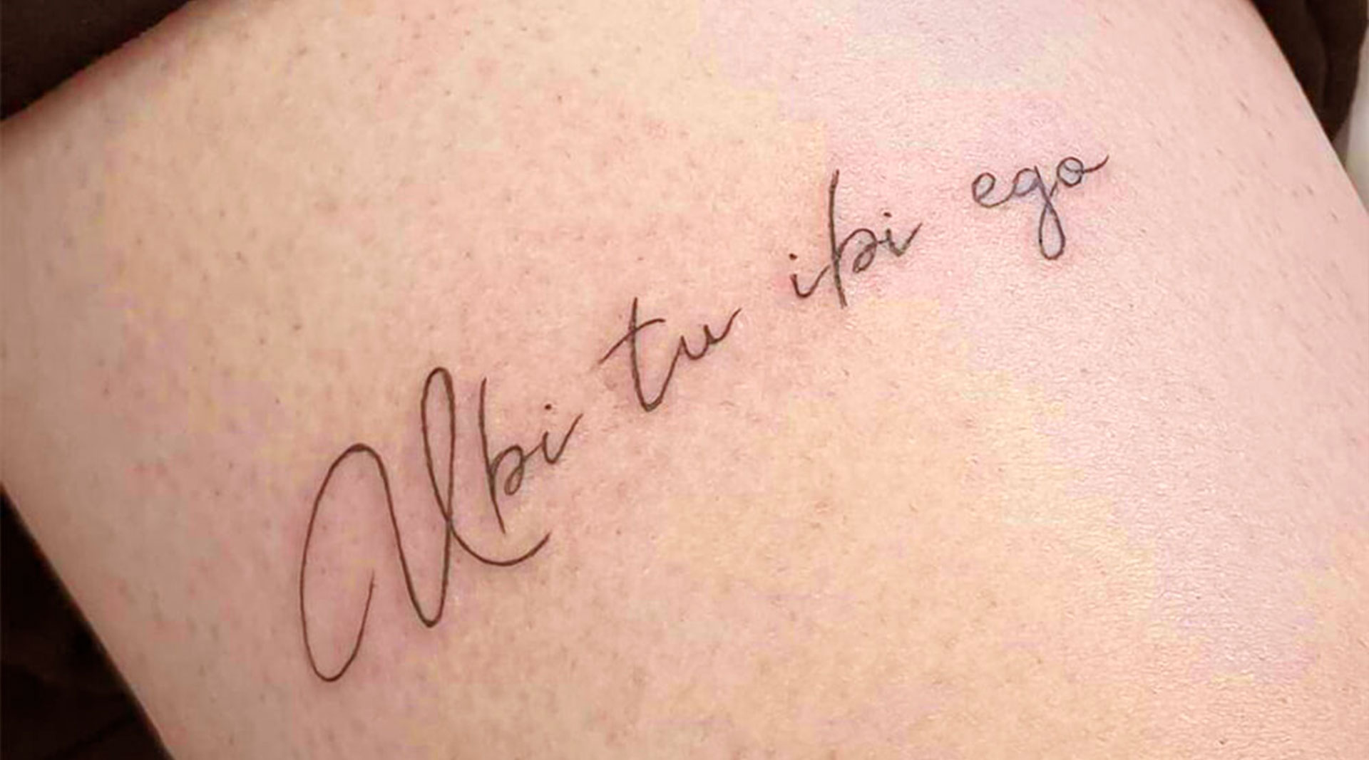 Tatuaggio lettering Ubi tu ibi ego