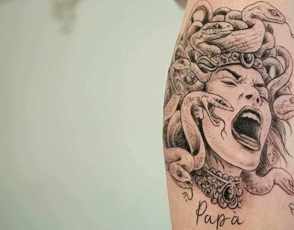 Tatuaggio stile figurativo gorgone e scritta papà