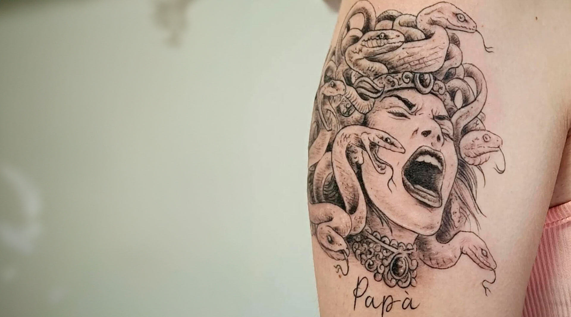 Tatuaggio stile figurativo gorgone e scritta papà