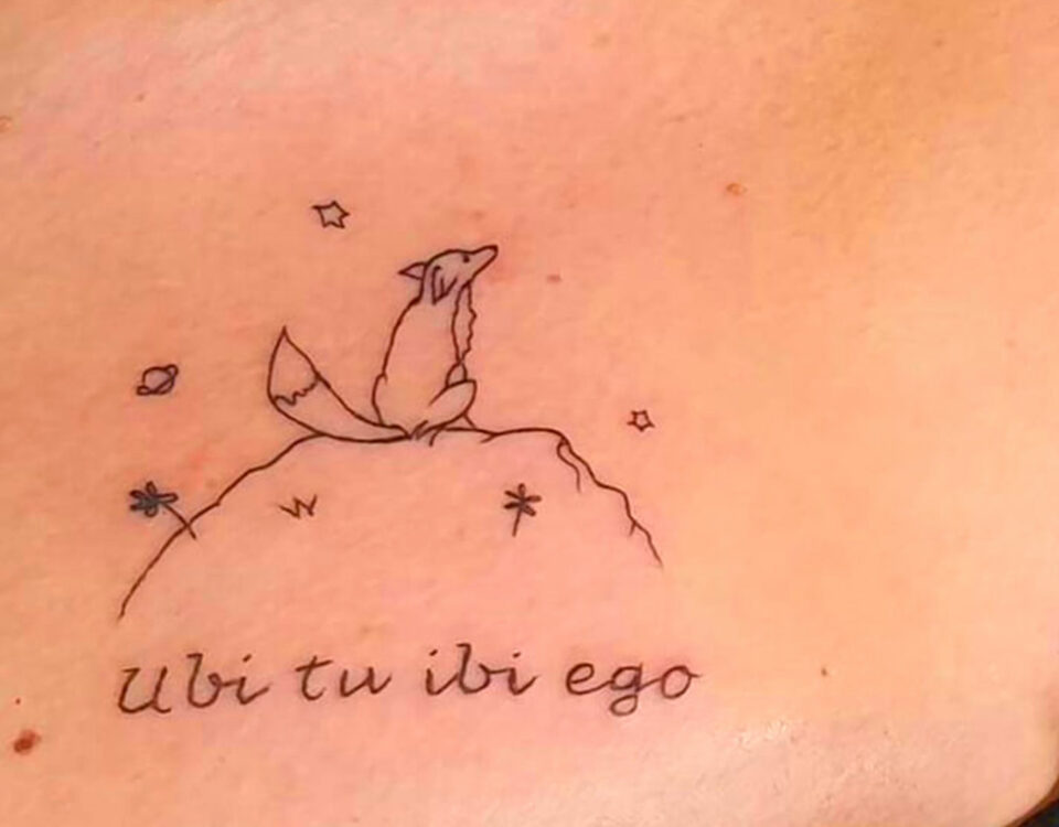 Tatuaggio ubi tu ibi ego con volte di spalle seduta su un sasso e le stelle intorno