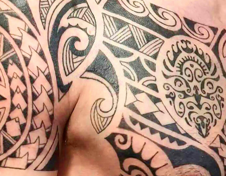 Dettaglio tatuaggio stile tribale geometrico