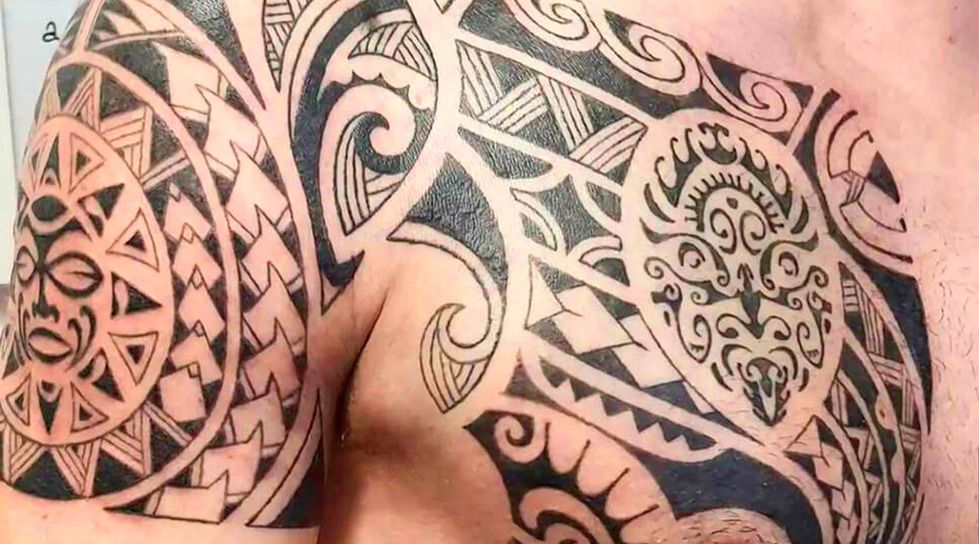 Dettaglio tatuaggio stile tribale geometrico