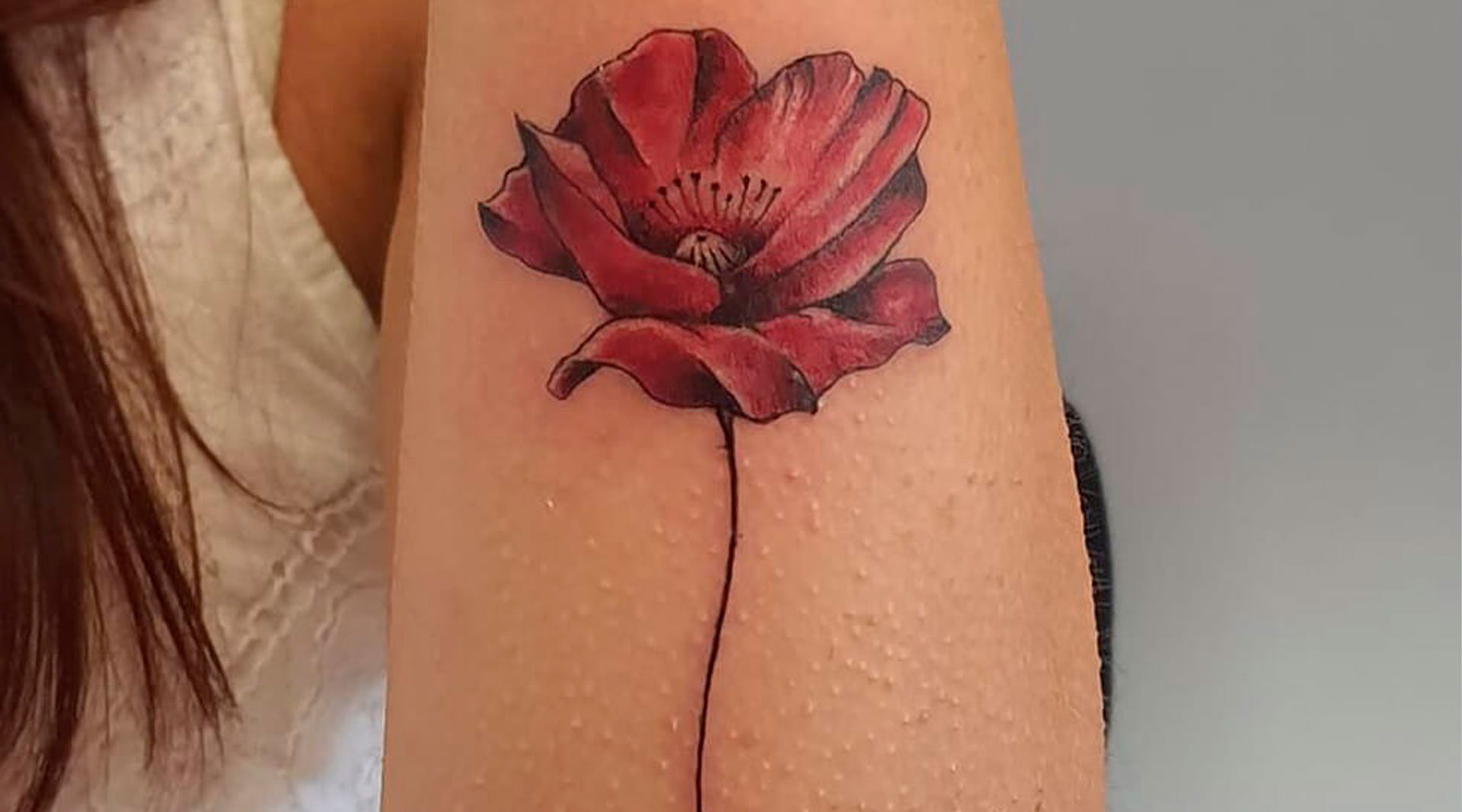 Tatuaggio cover up. fiore rosso